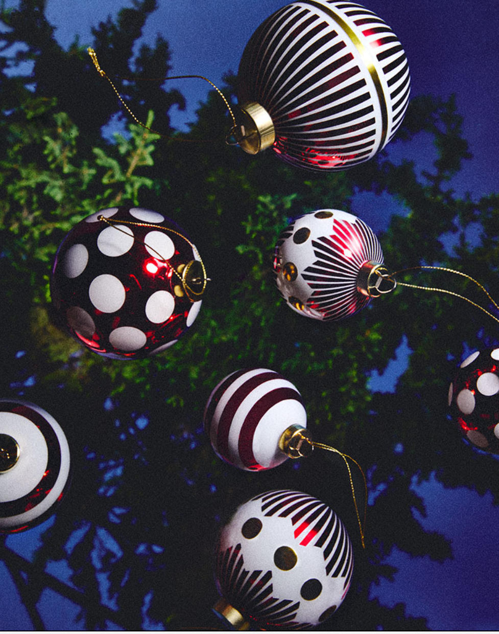 NZ04 4 Delight  Christmas bauble in blown glass.